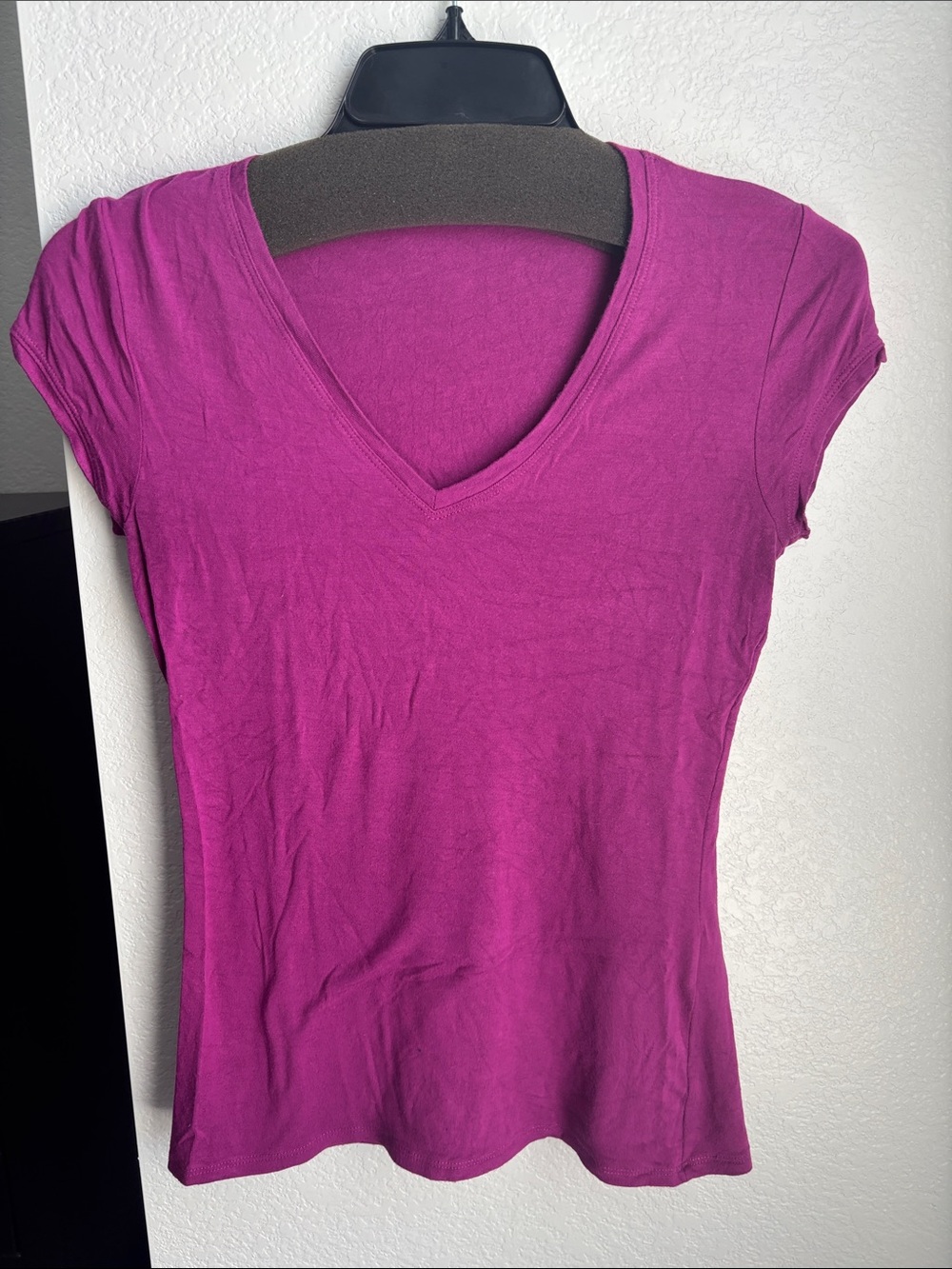 Elie Tahari Magenta V-Neck Short Sleeve Tee